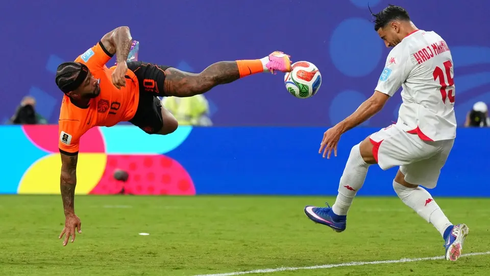 Memphis Depay en el duelo ante Túnez | AP