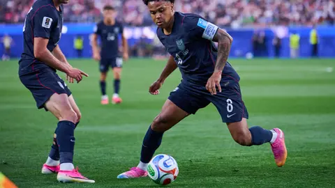 Jugadores de Estados Unidos controlando el balón en su duelo ante Turquía | AP