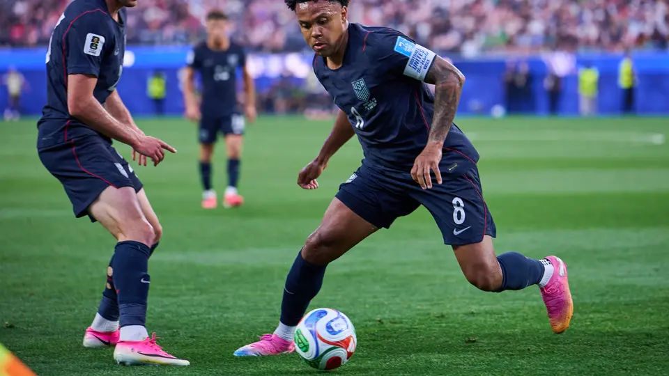 Jugadores de Estados Unidos controlando el balón en su duelo ante Turquía | AP