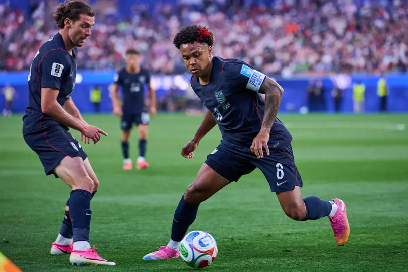 Jugadores de Estados Unidos controlando el balón en su duelo ante Turquía | AP