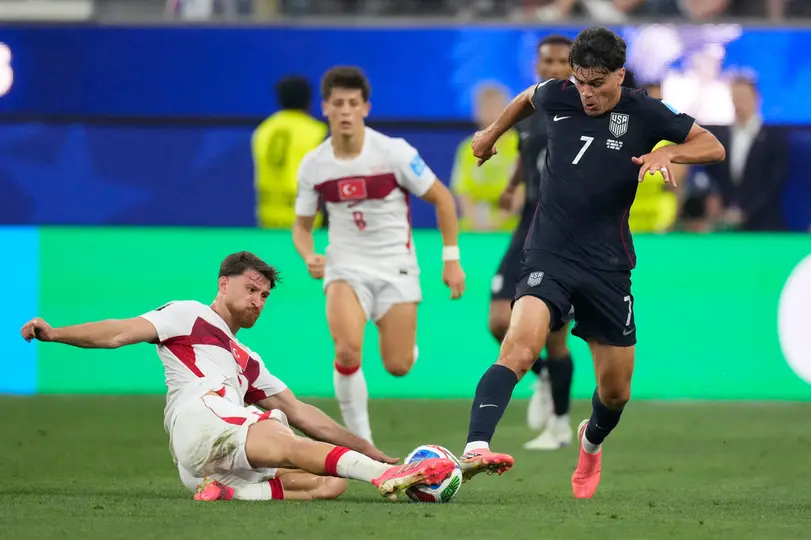 Turquía y Estados Unidos peleando por el balón en la Copa del Mundo | AP