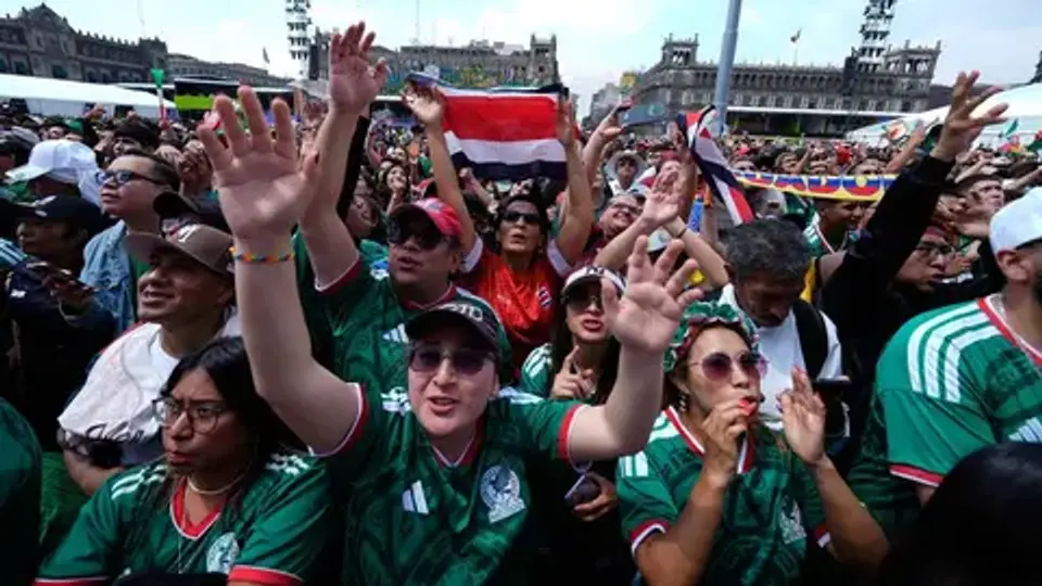 La UNAM explica que usar los colores del Tricolor activa procesos relacionados con la empatía y la conexión emocional entre los aficionados./ AP