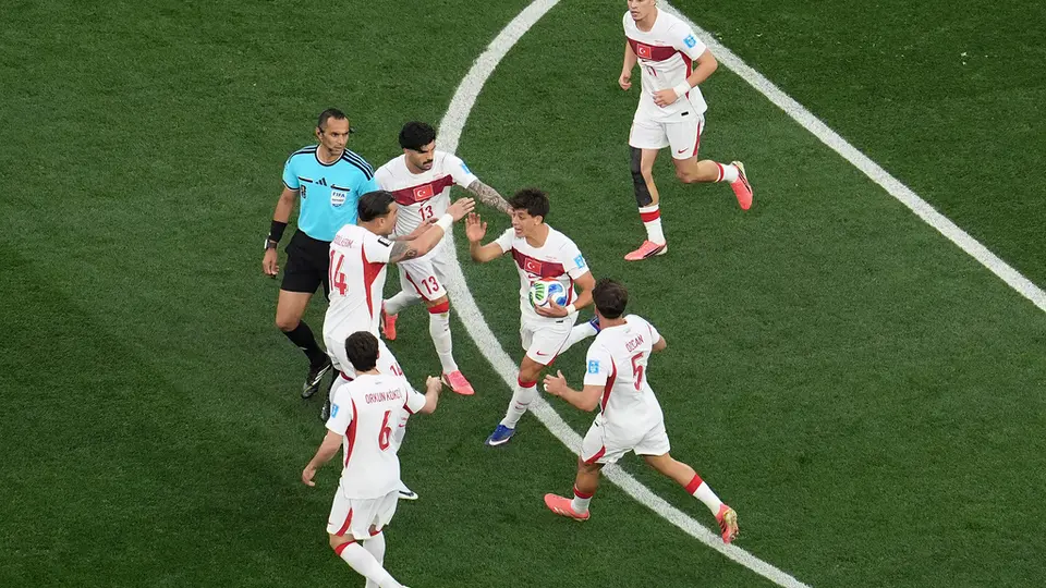Jugadores de Turquía celebrando la anotación de Güler | AP