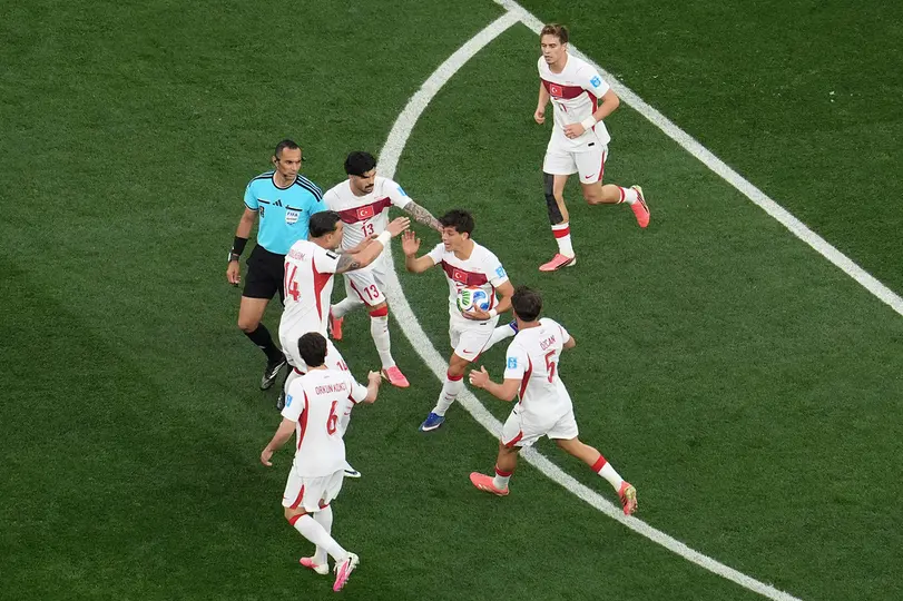 Jugadores de Turquía celebrando la anotación de Güler | AP