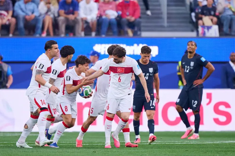 Turquía celebrando su primea anotación en la Copa del Mundo | AP