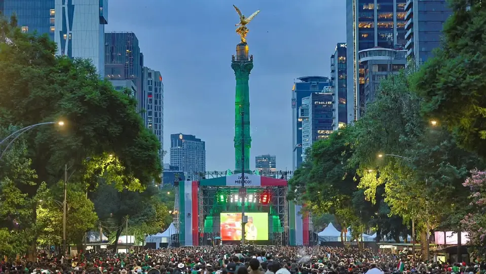 Una vez alcanzada la capacidad permitida, asistentes serán dirigidos a otros puntos habilitados sobre Reforma para seguir el encuentro./ FB: @GobiernoCDMX