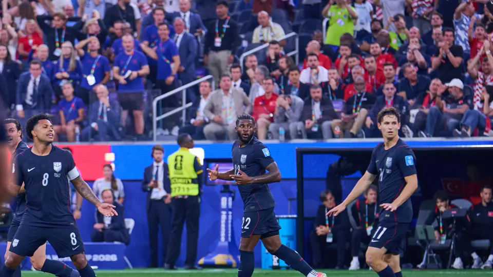 Jugadores de Estados Unidos viendo un gol anulado en su contra | AP