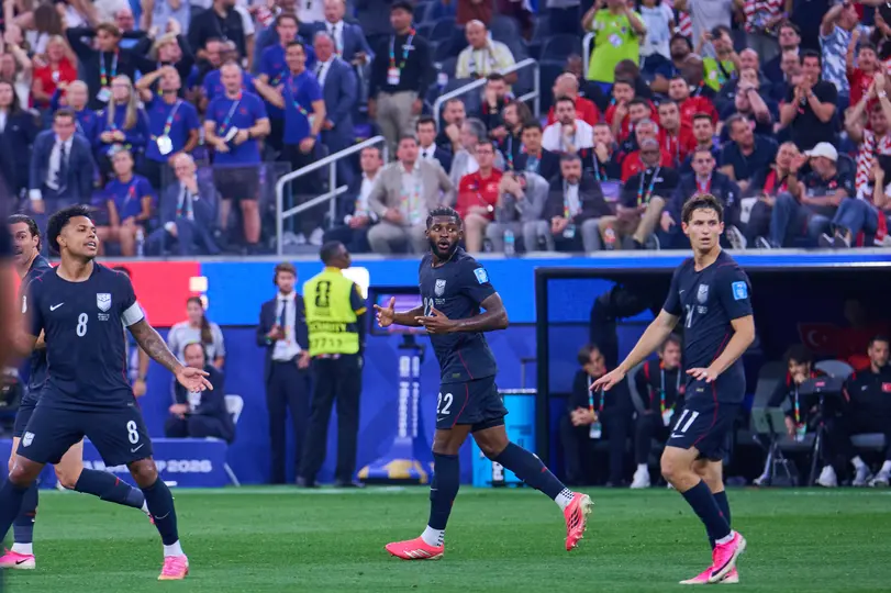 Jugadores de Estados Unidos viendo un gol anulado en su contra | AP