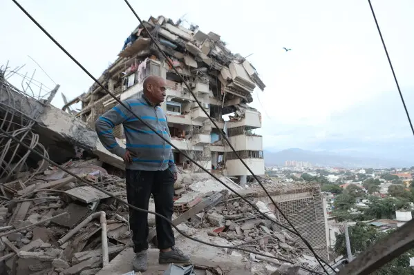 Más de 200 personas continúan atrapadas entre los escombros mientras avanzan las labores de rescate en distintas regiones del país./ AP