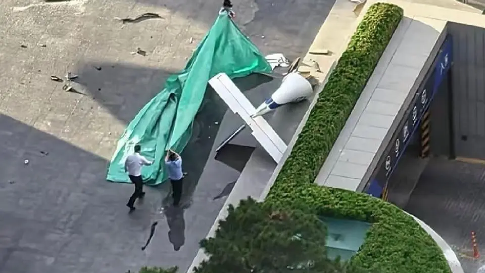 Una avioneta deportiva ligera se impactó contra la Torre Citic, la más alta de Beijing / Especial