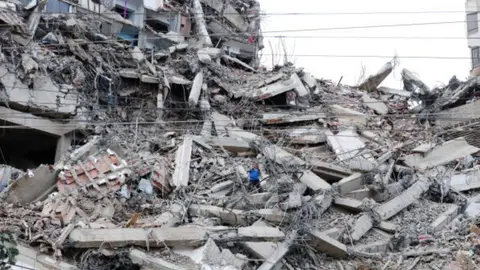 El 24 de junio Venezuela vivió dos terremotos, de magnitudes 7.2 y 7.5 grados en escala Richter. / AP