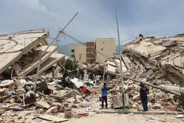 La Guaira permanece como la zona con mayores afectaciones tras el colapso de decenas de viviendas e inmuebles./ AP