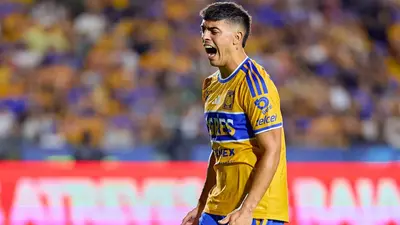 ¿Enojado? Brunetta sale alegando del campo entre abucheos en el debut de Tigres en el Volcán