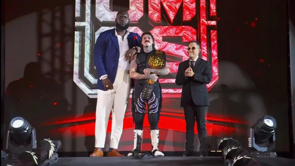 Dominik Mysterio traiciona a El Grande Americano y se une a El Ojo rumbo a TripleMania 34