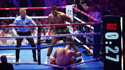 Anthony Joshua sobrevive a dos caídas y noquea a Kristian Prenga; Tyson Fury ya espera