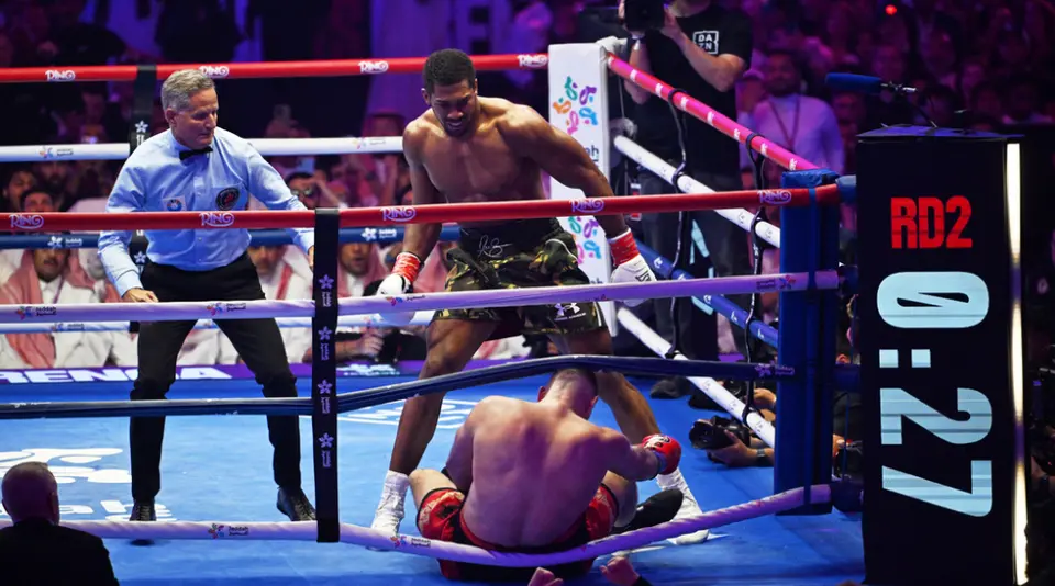 Anthony Joshua sobrevive a dos caídas y noquea a Kristian Prenga | AP