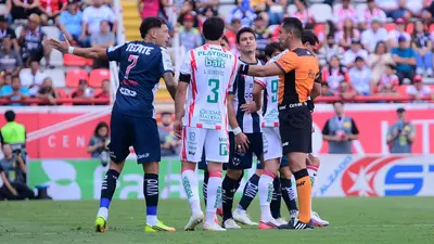 Stefan Medina es expulsado luego de polémica revisión en el VAR en el duelo ante Necaxa