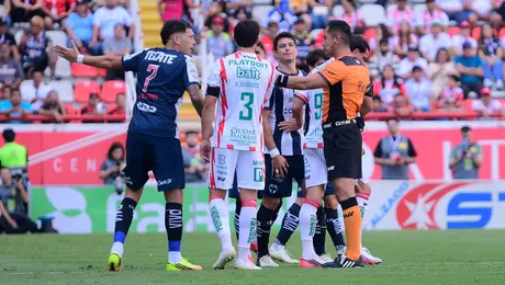 Stefan Medina es expulsado luego de polémica revisión en el VAR en el duelo ante Necaxa