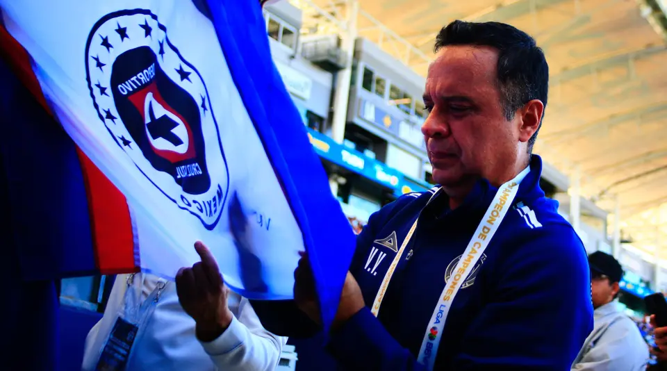 Víctor Velázquez celebra el Campeón de Campeones | MEXSPORT