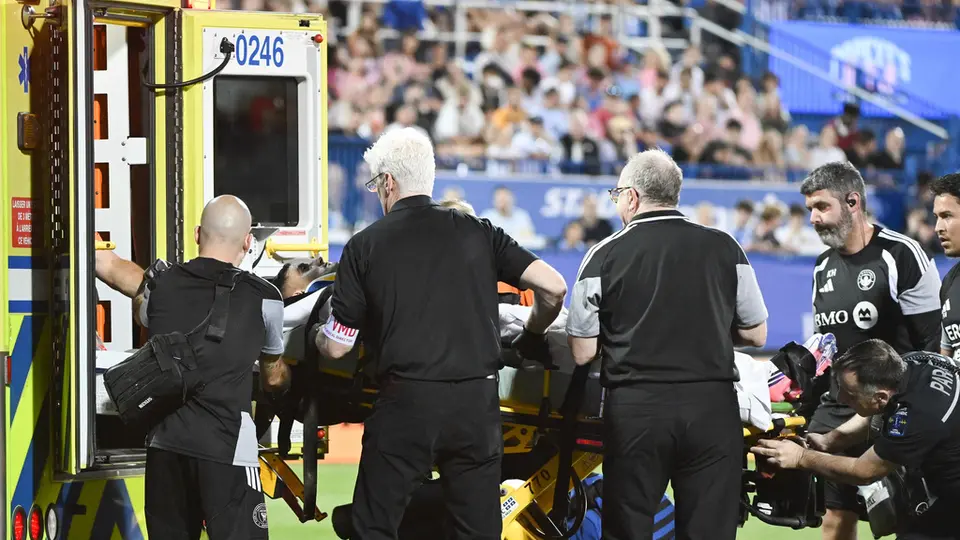 Germán Berterame salió en ambulancia | AP