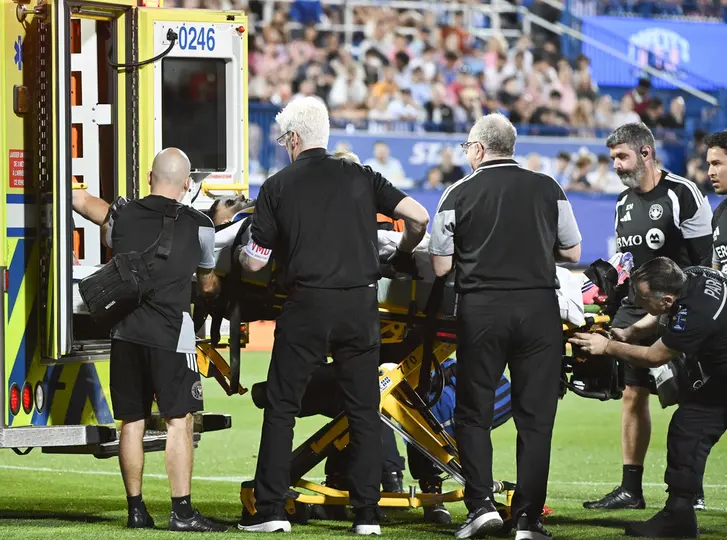 Germán Berterame salió en ambulancia | AP