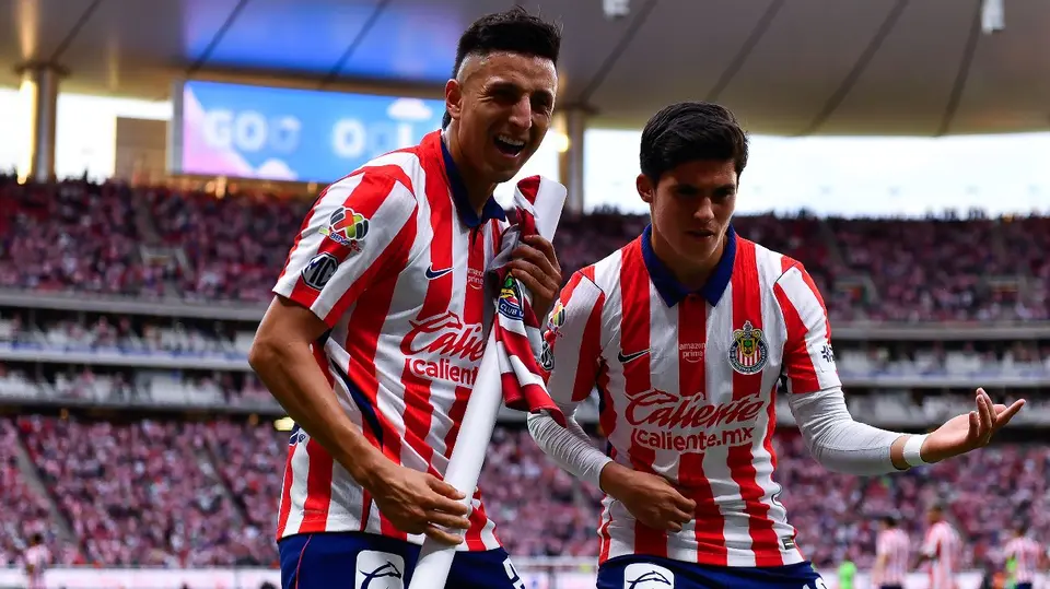 Roberto 'Piojo' Alvarado con Jonathan Pérez en Chivas | MEXSPORT