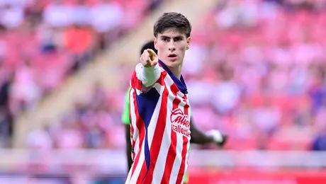 Avanzan las negociaciones entre Olympiacos y Chivas por la ‘Hormiga’ González