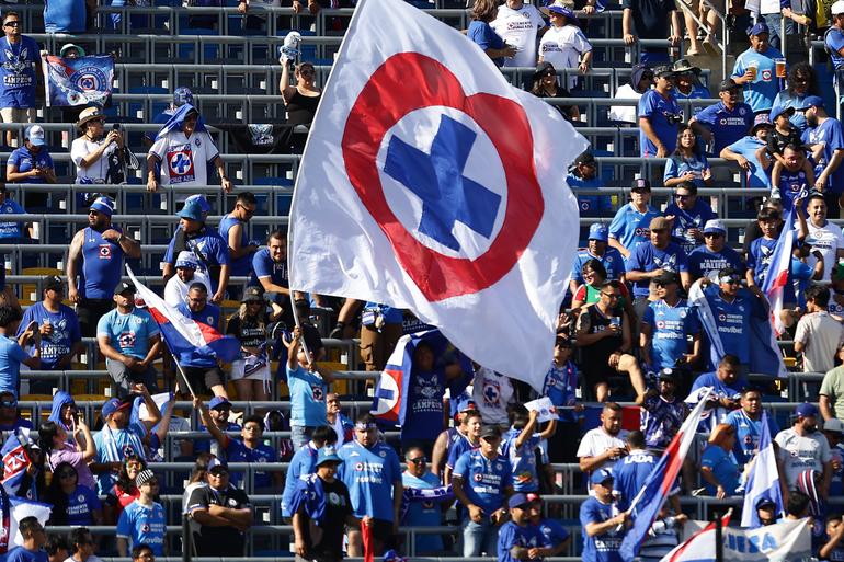 Aficionados de Cruz Azul listos para el Campeón de Campeones | MEXSPORT
