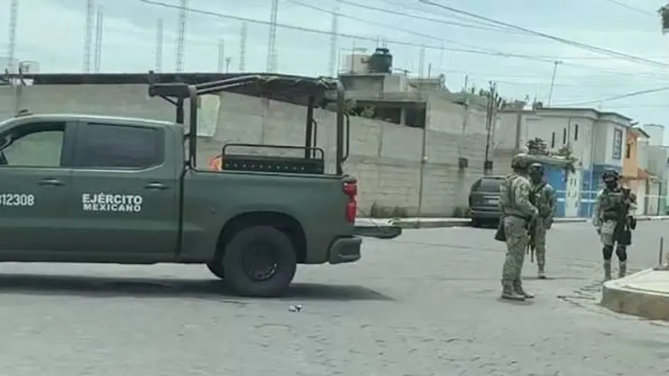 Durante el cateo fueron aseguradas presuntas dosis de droga y armas de fuego que serán sometidas a análisis./ RS