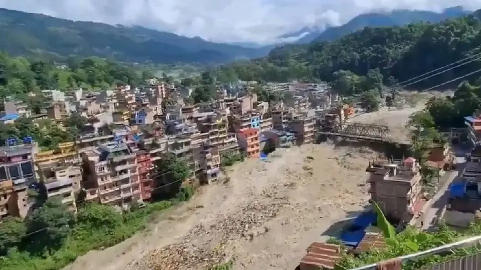 Cientos de turistas y peregrinos quedaron incomunicados después del desastre registrado en la frontera entre Nepal y el Tíbet / Captura de pantalla
