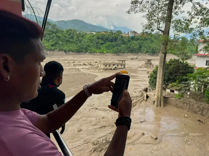 Autoridades de Nepal buscan a 384 viajeros con los que no se ha podido establecer contacto tras la emergencia./ AP