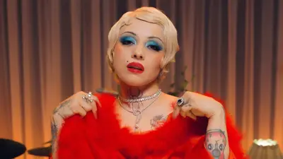 Mon Laferte señala a supuesto fan de ser “caza firmas” y desata polémica en redes