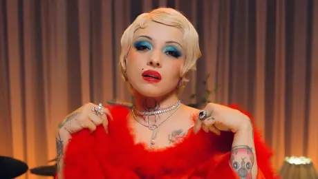 Mon Laferte señala a supuesto fan de ser “caza firmas” y desata polémica en redes