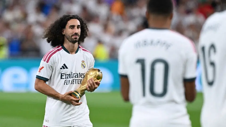 Marc Cucurella siendo homenajeado por el Real Madrid | AFP