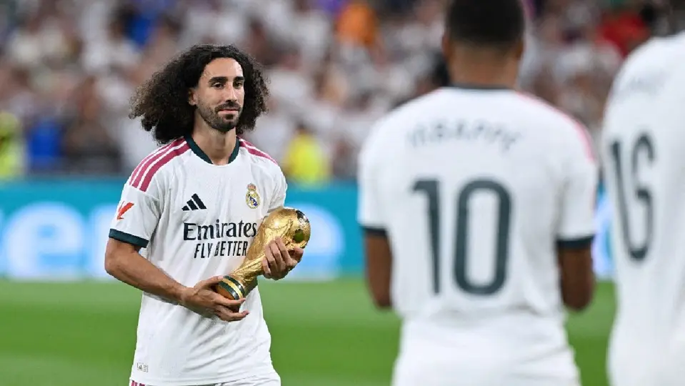 Marc Cucurella siendo homenajeado por el Real Madrid | AFP