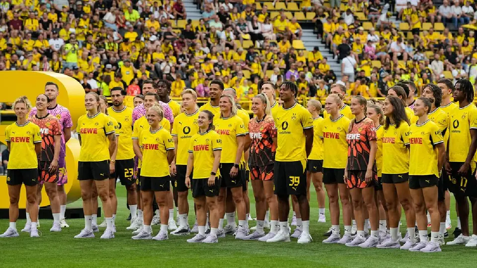 Equipo varonil y femenil del Borussia Dortmund | AP
