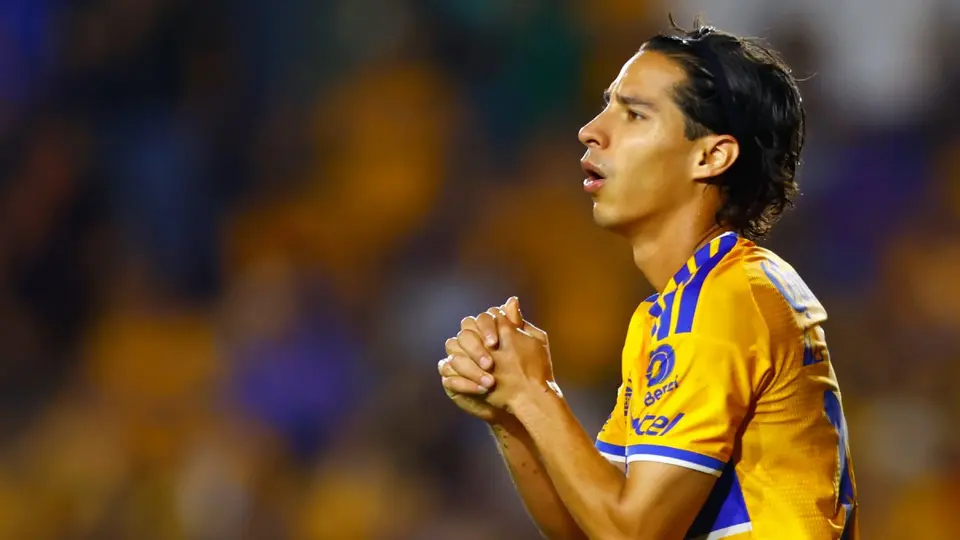Diego Lainez se engancha con periodista regio y enciende discusión en redes sociales