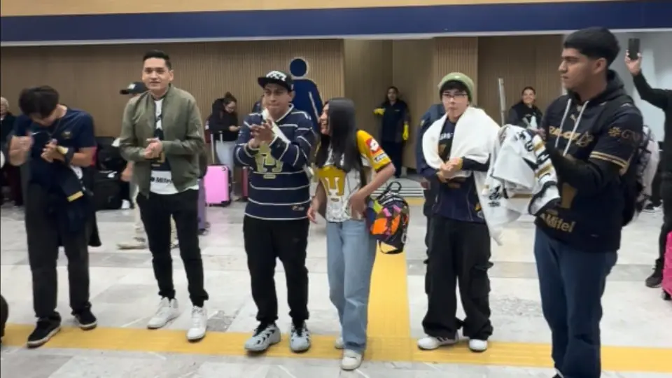 Afición de Pumas en el Aeropuerto Internacional Benito Juárez a la espera de 'Chino' Huerta | CAPTURA DE PANTALLA