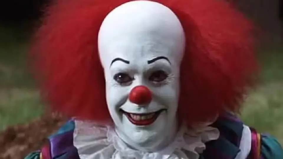 Tim Curry se convirtió en un referente del terror gracias a su interpretación de Pennywise en It./ X