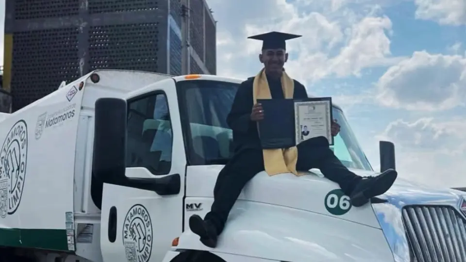 De recolector de basura a abogado: trabajó cinco años para pagar su carrera y así celebró su graduación