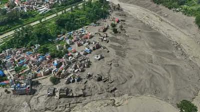 VIDEO: Riada en Nepal deja al menos 22 muertos y cientos de turistas desaparecidos cerca de la frontera con China