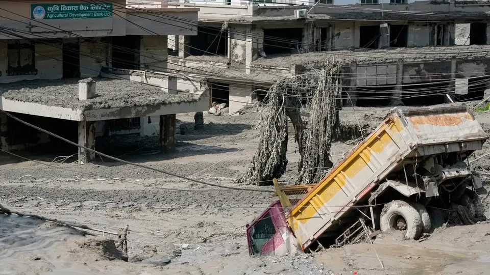 La fuerza del agua, lodo y rocas provocó severos daños en comunidades cercanas a la frontera entre Nepal y el Tíbet./ AP