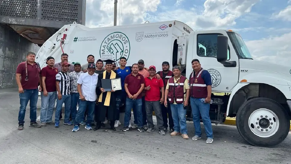 El ahora abogado decidió compartir su triunfo con todos sus compañeros de trabajo / Especial