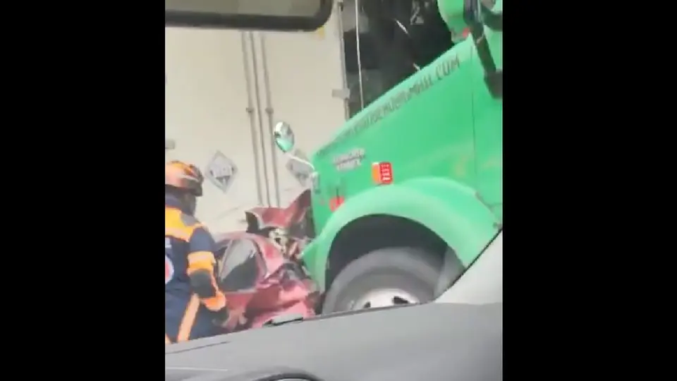 El aparatoso accidente ocurrió en la intersección de Avenida Constituyentes / Especial