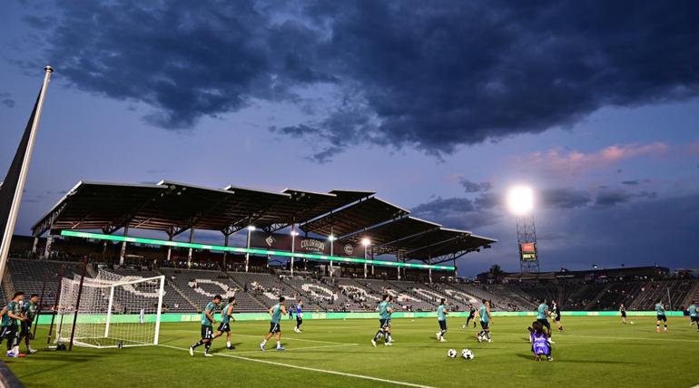 León y Real Salt Lake saliendo a calentar.