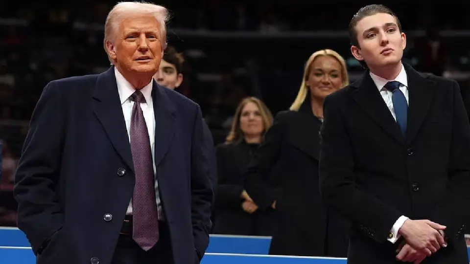 Barron Trump, de 20 años, permanece bajo protección del Servicio Secreto ante las amenazas contra la familia presidencial./ AP