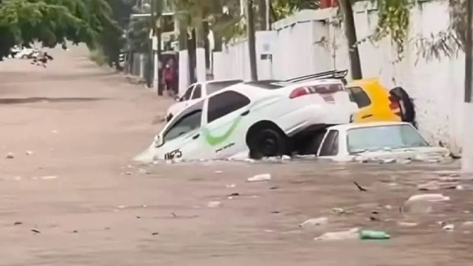 Una intensa tormenta acompañada de actividad eléctrica y fuertes rachas de viento golpeó Acapulco / Especial