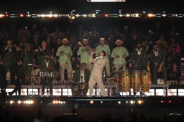 Bad Bunny y Natalia Lafourcade aparecen entre las voces que Jean Aguilera quisiera escuchar cantando temas del Divo de Juárez./ AP