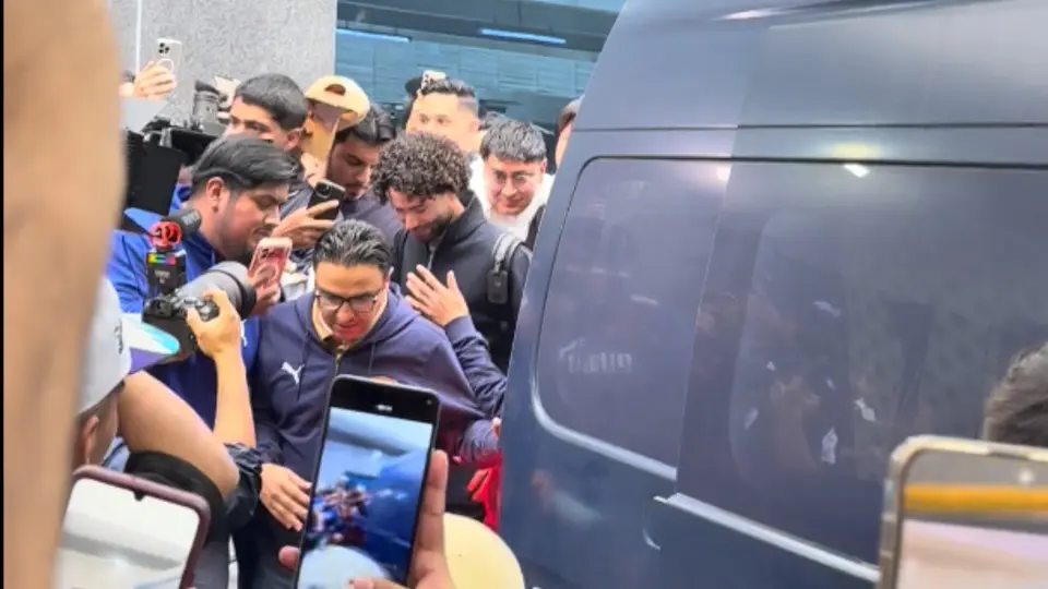 'Chino' Huerta en su llegada al aeropuerto para fichar con Pumas | CAPTURA DE PANTALLA