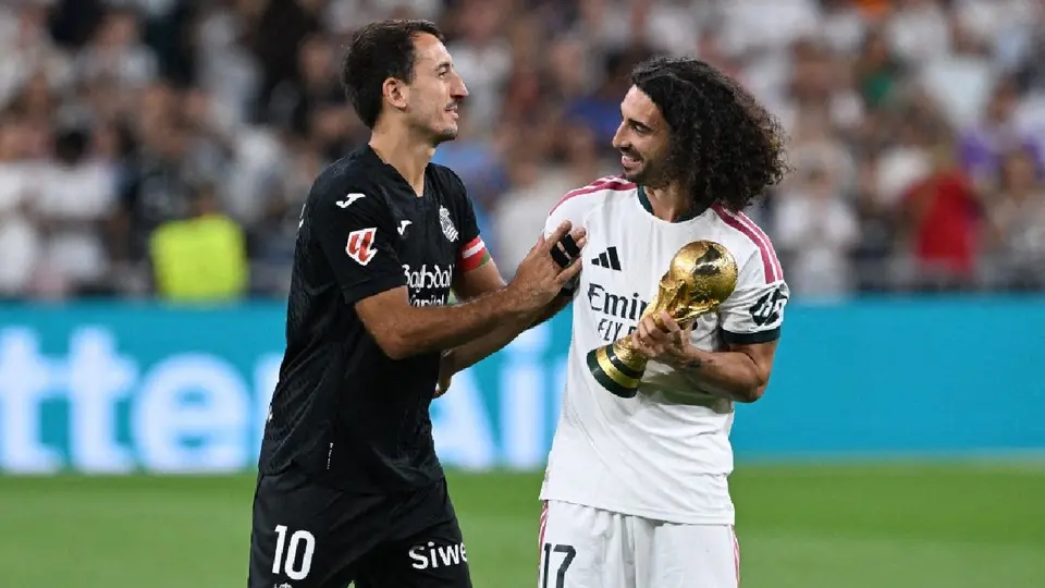 Marc Cucurella compartiendo su homenaje con Mikel Oyarzabal |  AFP